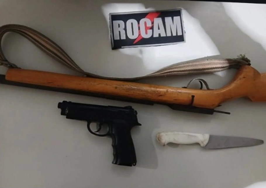 Sob posse do homem foram encontrados uma faca, espingarda e uma pistola