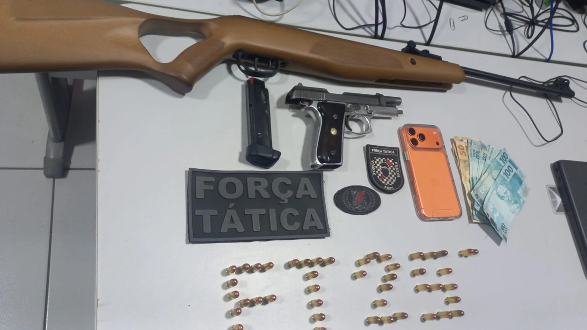Os policiais apreenderam R$ 852 em dinheiro, 46 munições calibre .380, uma pistola do mesmo calibre