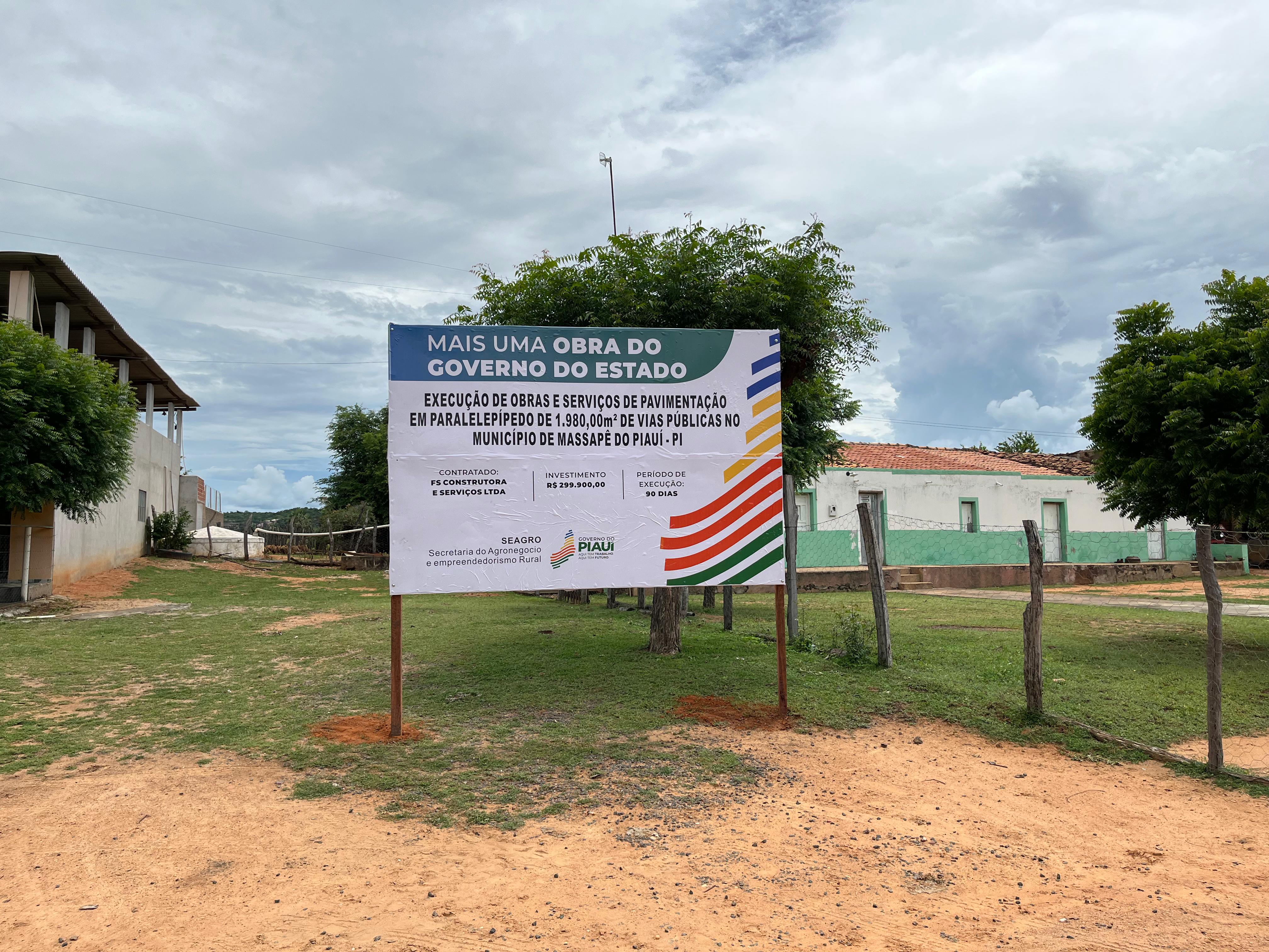 Placa informativa da obra de responsabilidade do Governo do Estado